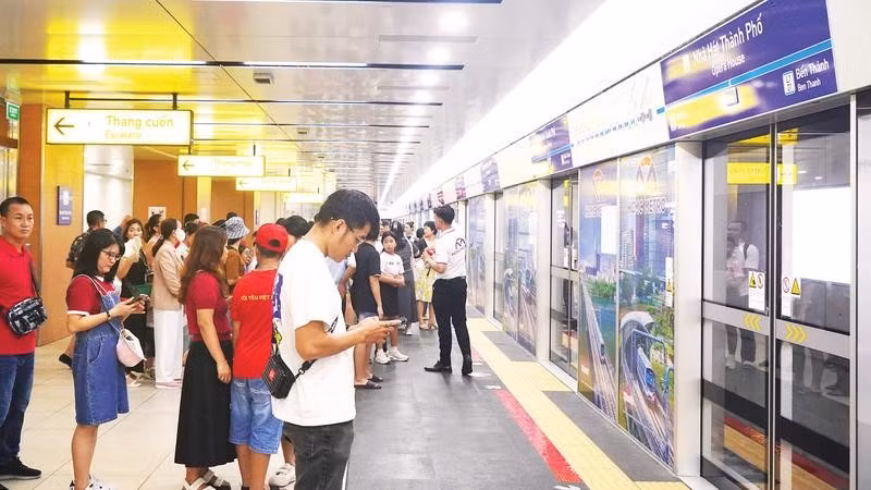 Hành khách lựa chọn đi tuyến metro số 1 Bến Thành-Suối Tiên như phương tiện quen thuộc mỗi ngày.