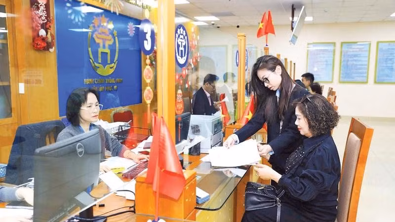 Người dân đến làm thủ tục tại Trung tâm phục vụ hành chính công thành phố Hà Nội-Chi nhánh số 3. (Ảnh ĐÌNH HIỆP)