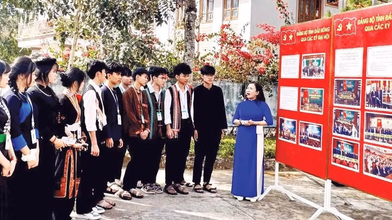 Giới thiệu lịch sử Đảng bộ tỉnh với học sinh các dân tộc tại không gian hội sách, báo.