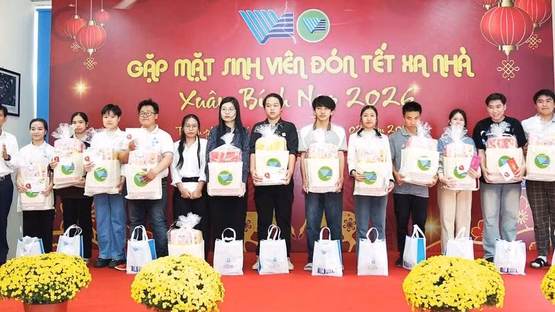 Trung tâm Quản lý Ký túc xá và Khu đô thị Đại học Quốc gia Thành phố Hồ Chí Minh tổ chức gặp mặt sinh viên đón Tết xa nhà. (Ảnh CTV)