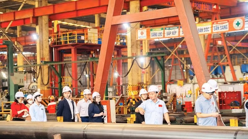 Ngay sau chương trình khai Xuân, lãnh đạo Công ty cổ phần cơ khí thương mại Đại Dũng cùng đại biểu đã xuống xưởng sản xuất để động viên người lao động trong ngày làm việc đầu tiên sau kỳ nghỉ Tết Nguyên đán Bính Ngọ 2026.