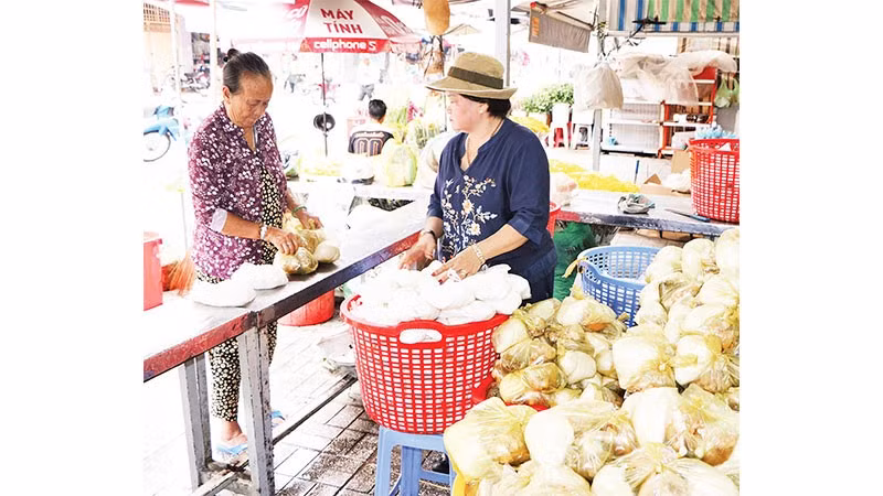 Mỗi ngày nhiều người nghèo đến nhận suất ăn miễn phí.
