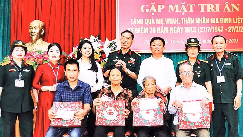 Ban Chấp hành Hội trao quà, sổ tiết kiệm tặng các thân nhân liệt sĩ. (Ảnh TRUNG ANH)