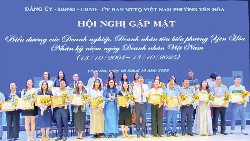 Phường Yên Hòa biểu dương khen thưởng 25 doanh nghiệp, doanh nhân tiêu biểu nhân kỷ niệm Ngày Doanh nhân Việt Nam 13/10.