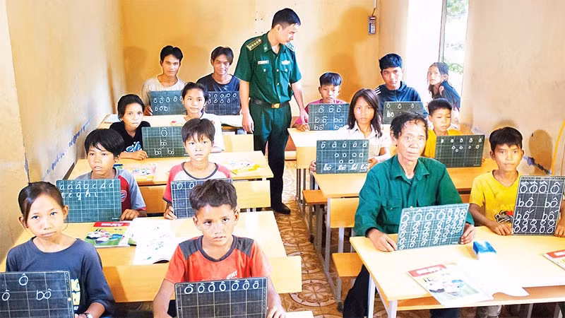 Bộ đội Biên phòng tỉnh Gia Lai mở lớp học xóa mù chữ cho người dân.