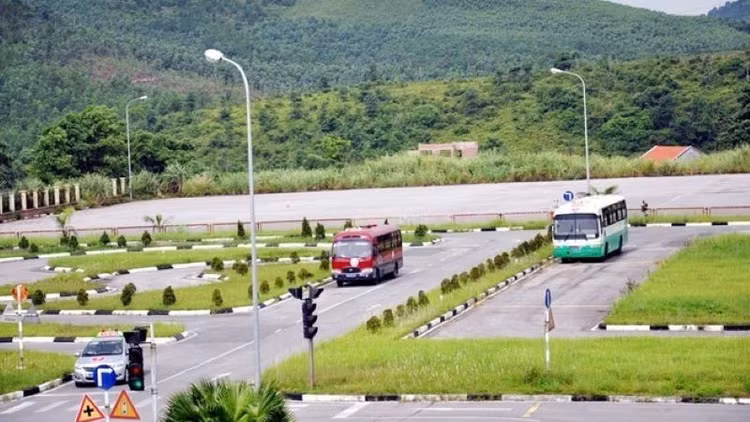 Thành phố Hồ Chí Minh và thành phố Hà Nội có nhiều trung tâm đủ điều kiện sát hạch lái xe nhất. (Ảnh minh họa)