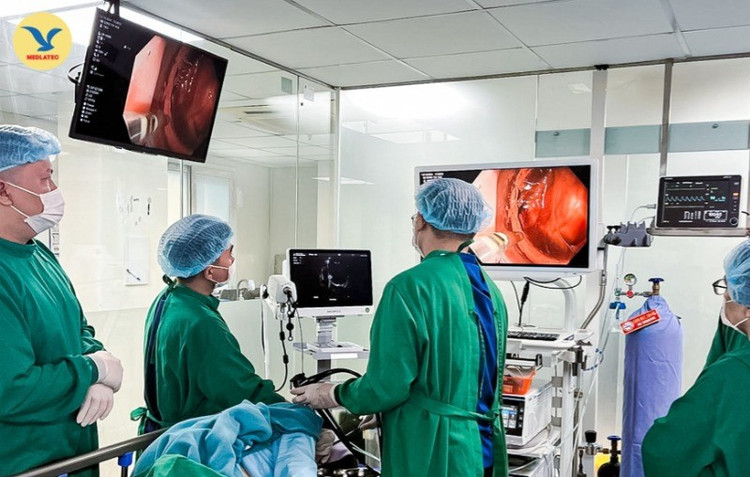 Trung tâm Tiêu hóa MEDLATEC làm chủ kỹ thuật nội soi siêu âm.
