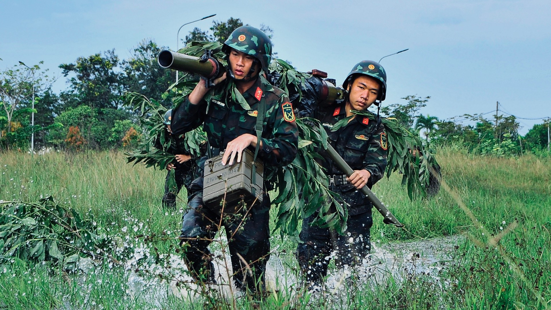 Các lực lượng tham gia diễn tập cơ động vào vị trí.