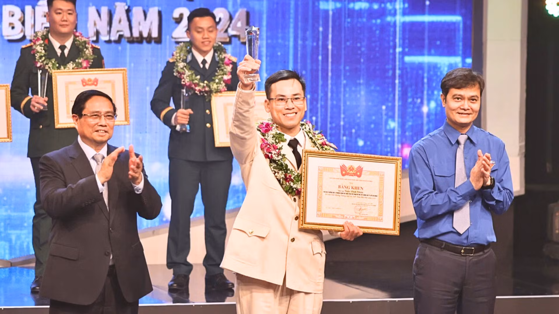 Thủ tướng Phạm Minh Chính và Bí thư thứ nhất Trung ương Đoàn Bùi Quang Huy trao Giải thưởng Gương mặt trẻ Việt Nam tiêu biểu cho Đại úy Trần Vĩnh Chiến.