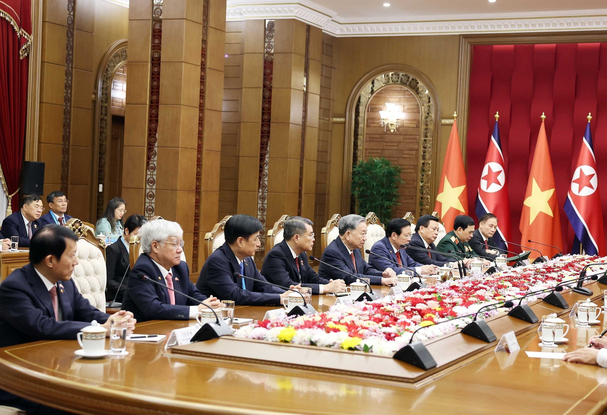 vna-potal-tong-bi-thu-to-lam-dam-with-tong-bi-thu-chua-dc-dc-trieu-tien-kim-jong-un-8327355.jpg