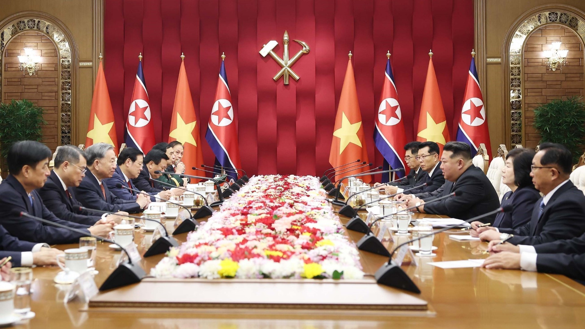 Generalsekretär To Lam führt Gespräche mit dem Generalsekretär und Vorsitzenden des Komitees für Staatsangelegenheiten der Demokratischen Volksrepublik Korea, Kim Jong Un. (Foto: THONG NHAT/VNA)