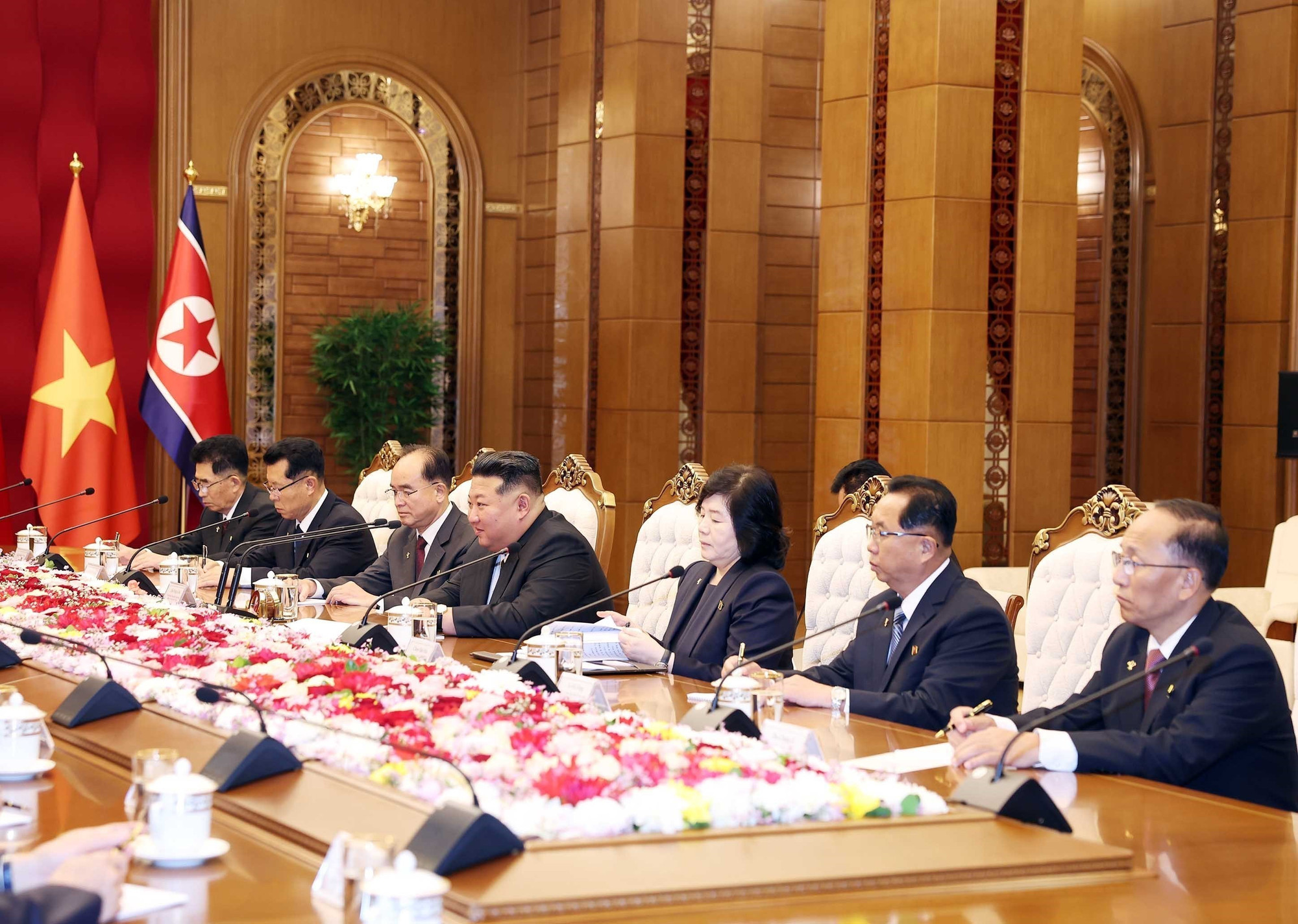 vna-potal-tong-bi-thu-to-lam-dam-with-tong-bi-thu-chua-dc-dc-trieu-tien-kim-jong-un-8327358.jpg