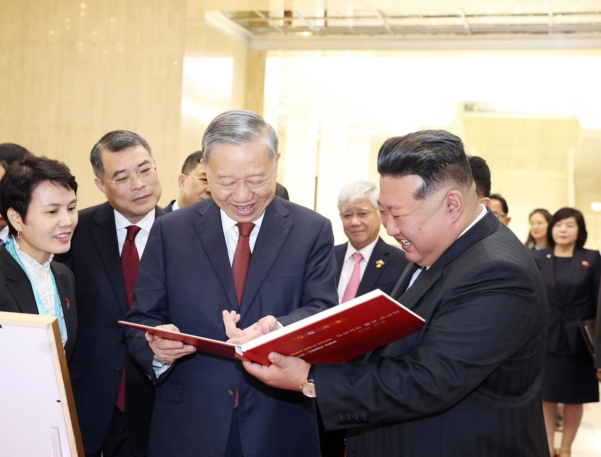 vna-potal-tong-bi-thu-to-lam-tang-tong-bi-thu-church-quoc-vu-trieu-tien-kim-jong-un-sach-anh-phuu-nghiep-viet-nam-trieu-tien-8327377.jpg