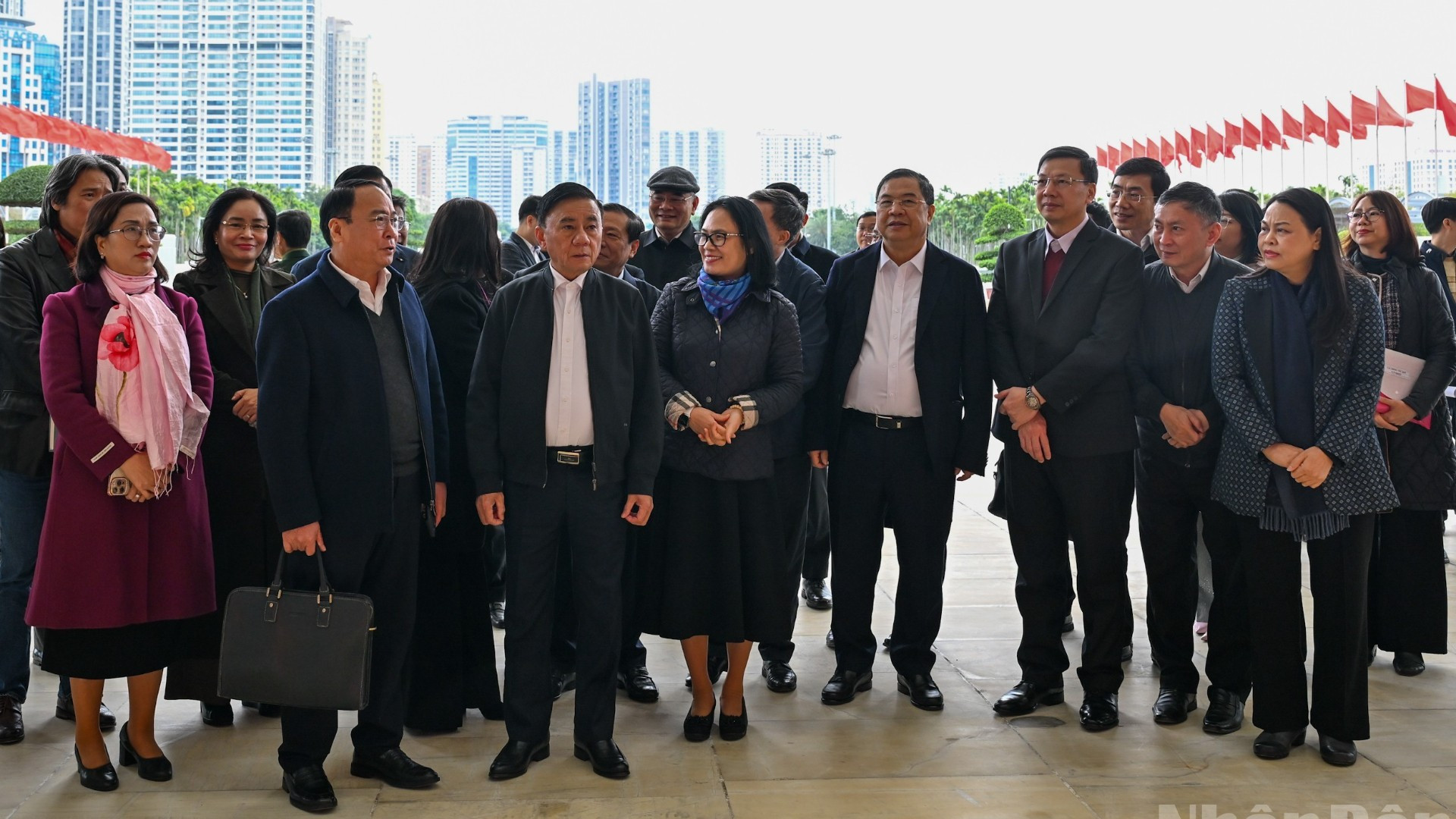 Thường trực Ban Bí thư Trần Cẩm Tú và các đại biểu kiểm tra công tác chuẩn bị Đại hội XIV của Đảng tại Trung tâm Hội nghị Quốc gia. (Ảnh: DUY LINH)