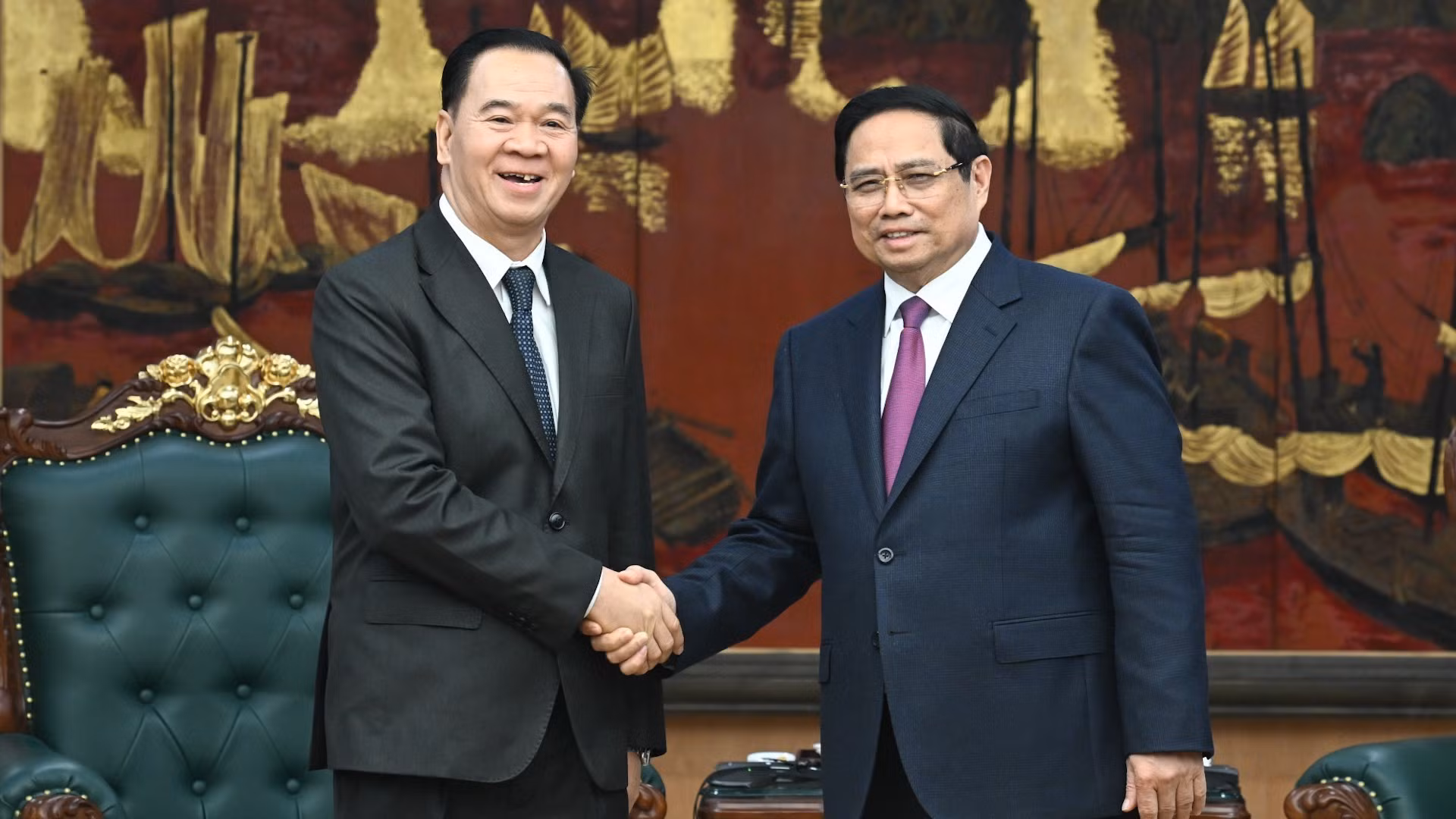 Thủ tướng Phạm Minh Chính và Bộ trưởng Giáo dục và Thể thao Lào Thongsalith Mangnormek.