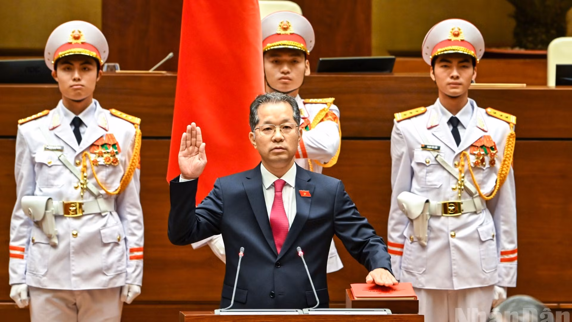 Chánh án Tòa án nhân dân tối cao Nguyễn Văn Quảng tuyên thệ nhậm chức. (Ảnh: DUY LINH)