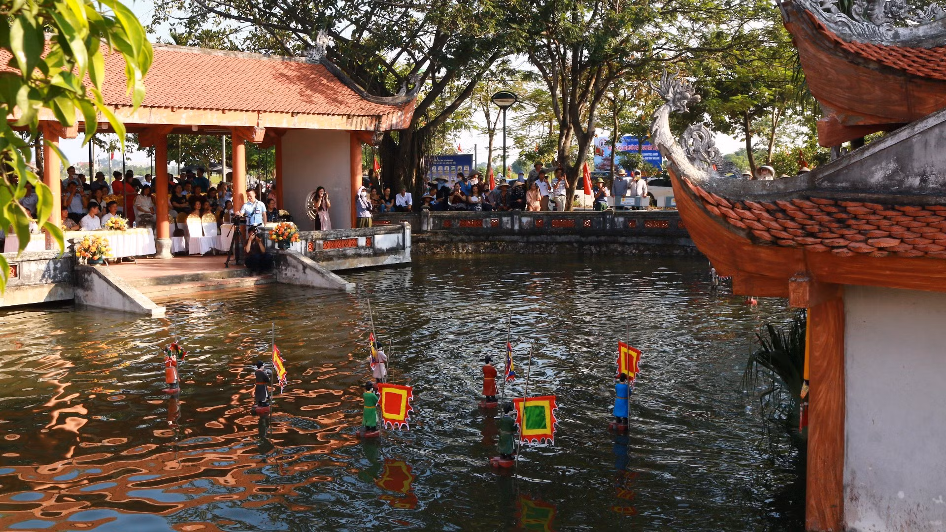 Ao làng và thuỷ đình Đào Thục trở thành địa chỉ du lịch văn hoá hấp dẫn với các màn biểu diễn rối nước.