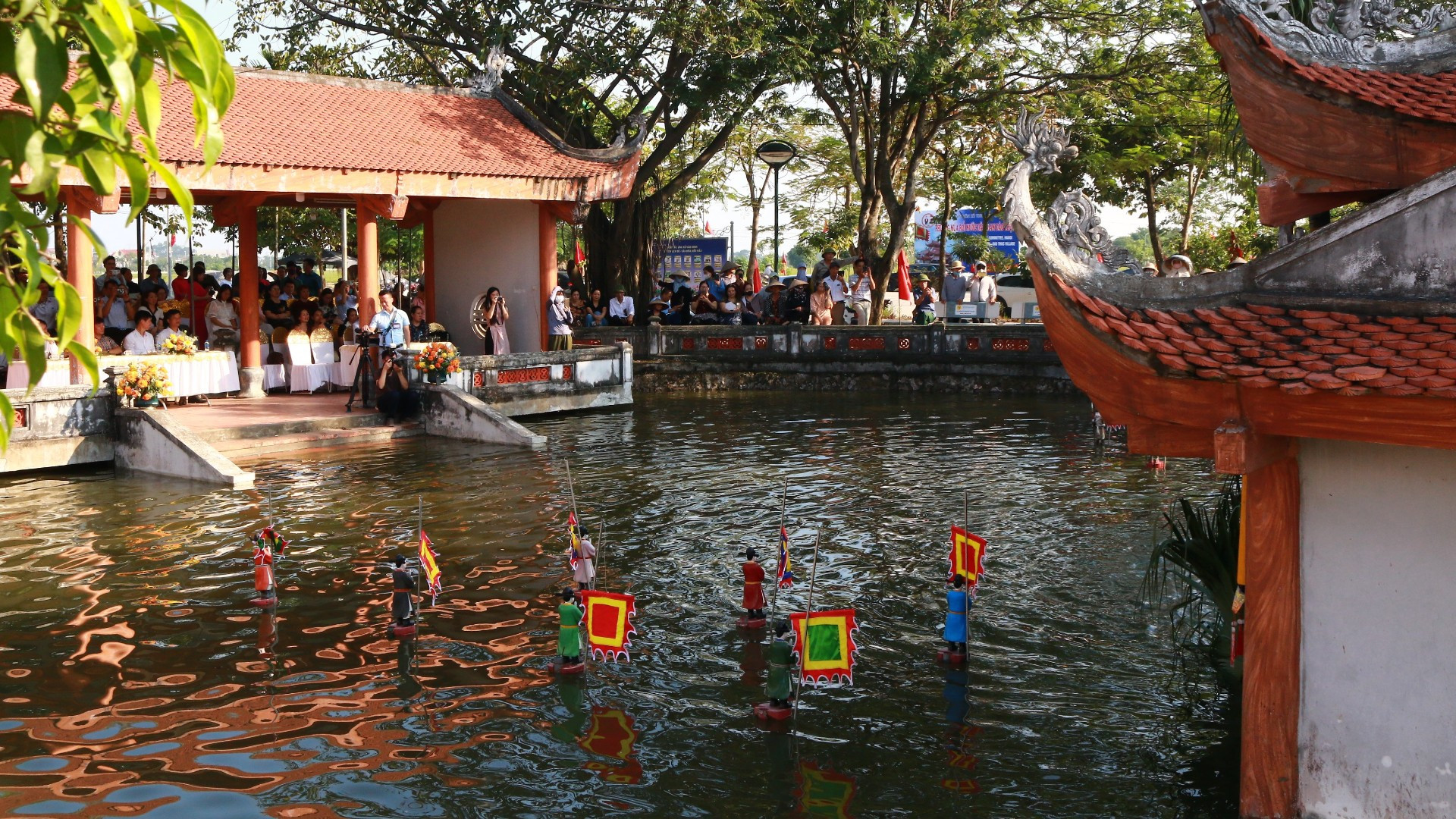Ao làng và thuỷ đình Đào Thục trở thành địa chỉ du lịch văn hoá hấp dẫn với các màn biểu diễn rối nước.