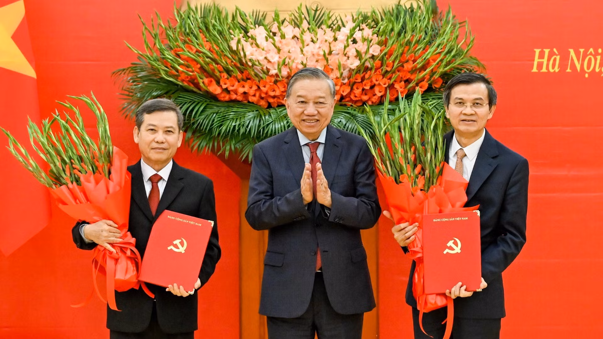 Tổng Bí thư Tô Lâm trao Quyết định của Bộ Chính trị và tặng hoa chúc mừng đồng chí Lê Minh Trí và Đoàn Minh Huấn. (Ảnh: DUY LINH)