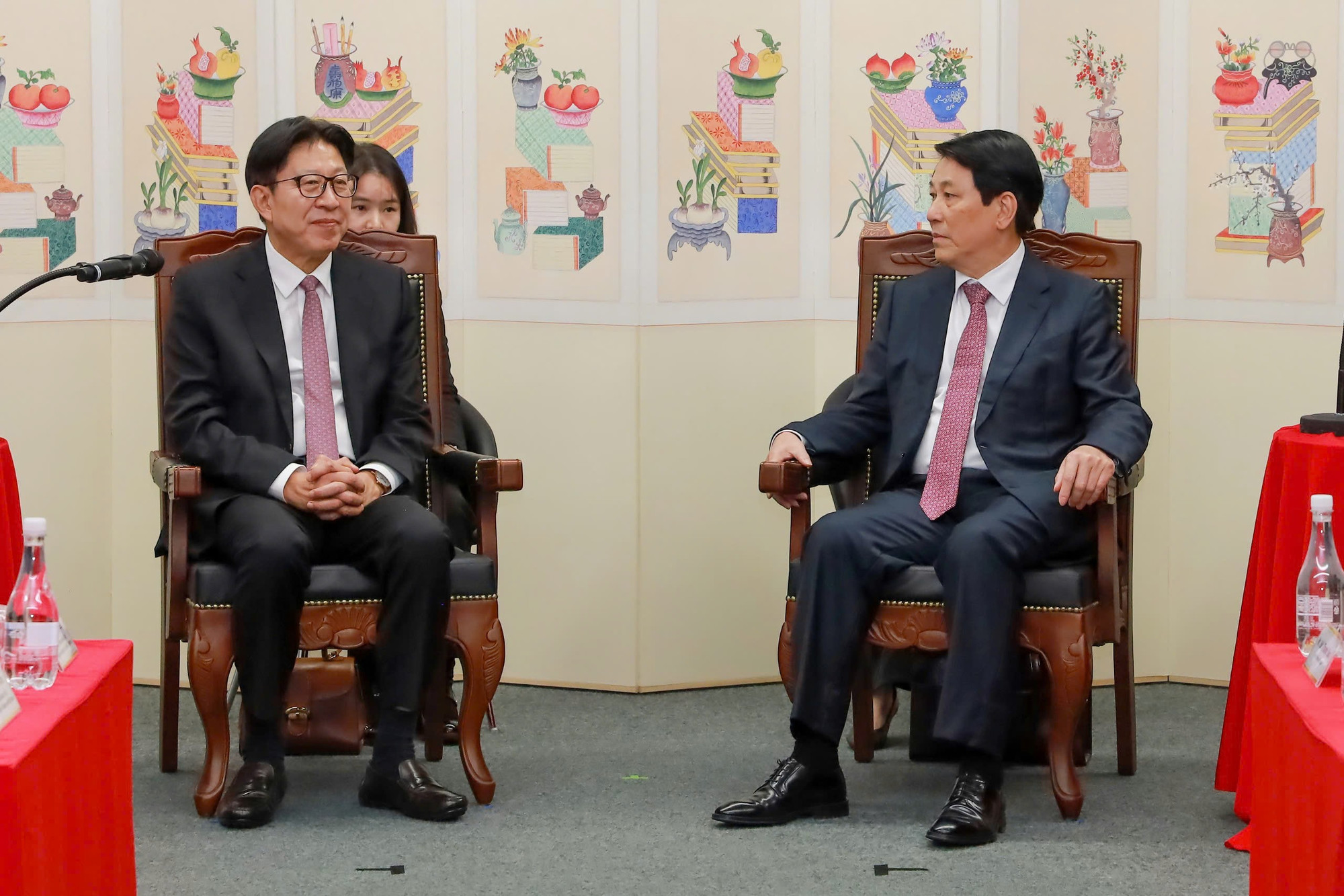 Chủ tịch nước Lương Cường tiếp Thị trưởng thành phố Busan, Hàn Quốc. (Ảnh: XUÂN KỲ) z7178317362865-998fe8301adc3a948feab2fa4fdff6ad.jpg