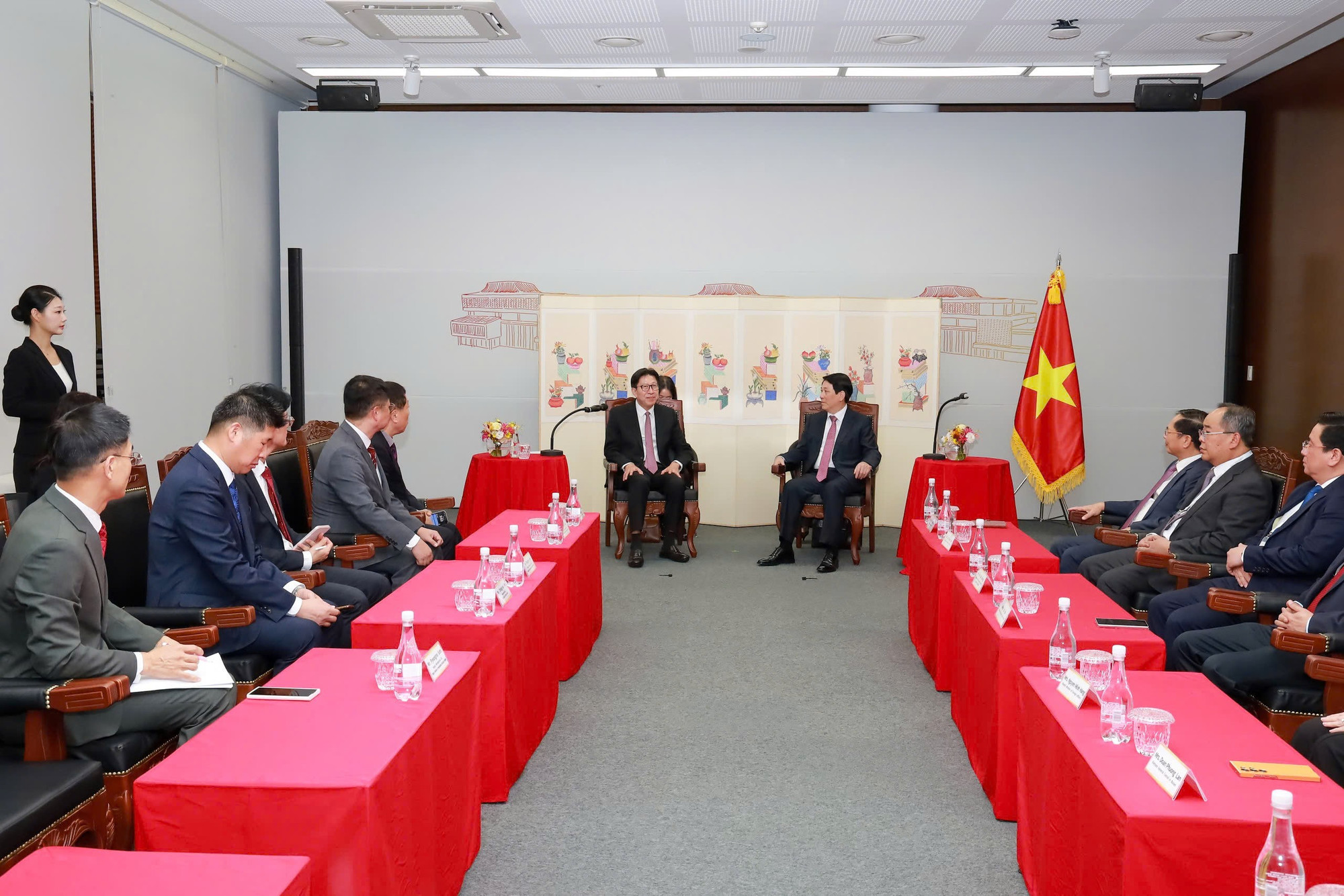 Chủ tịch nước Lương Cường tiếp Thị trưởng thành phố Busan, Hàn Quốc. (Ảnh: XUÂN KỲ) z7178317364118-d530ebef76b5dc6b6153f8d66ef4cdd5.jpg