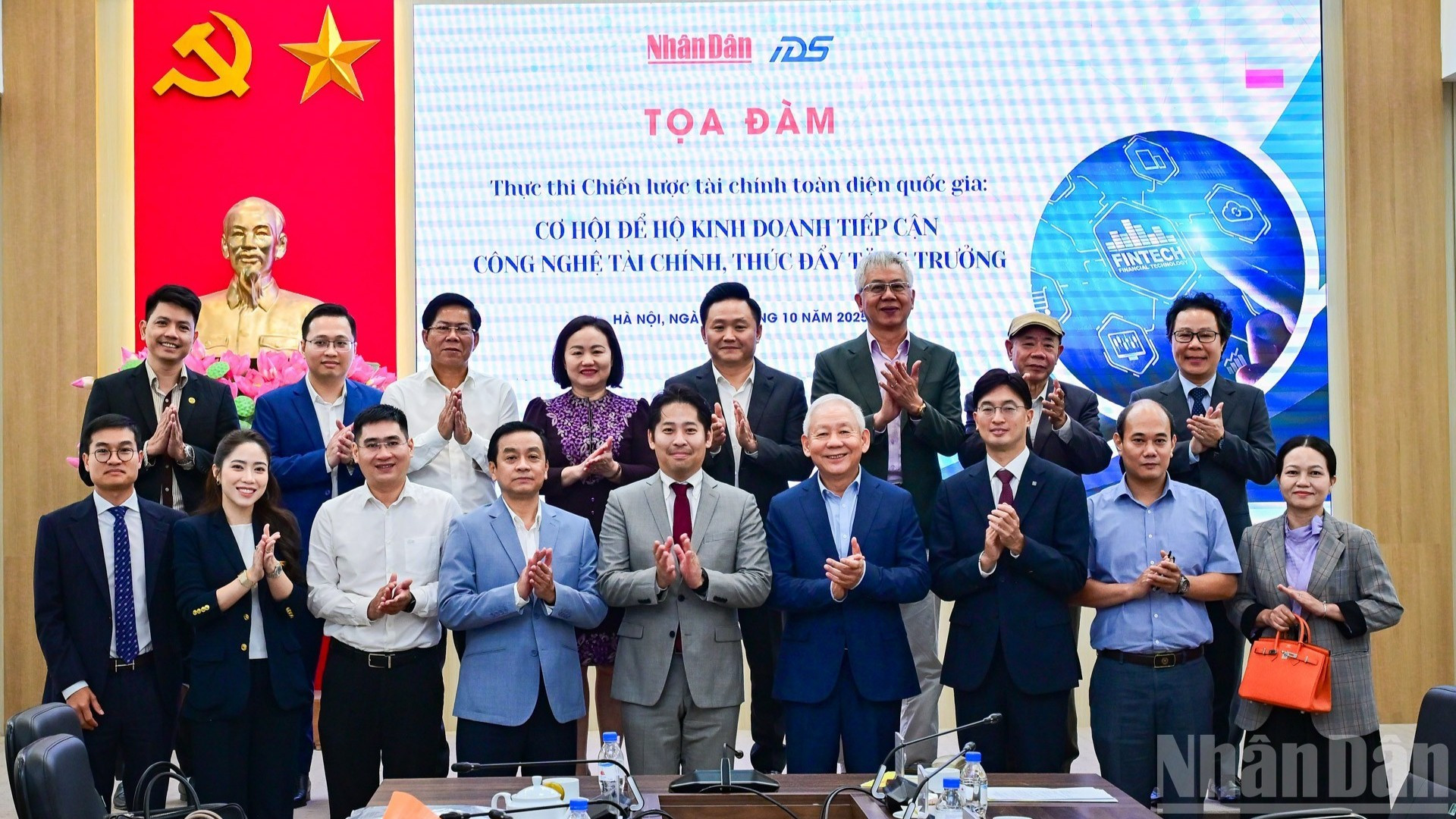 Đại diện lãnh đạo các cơ quan, tổ chức và các diễn giả tại buổi tọa đàm.