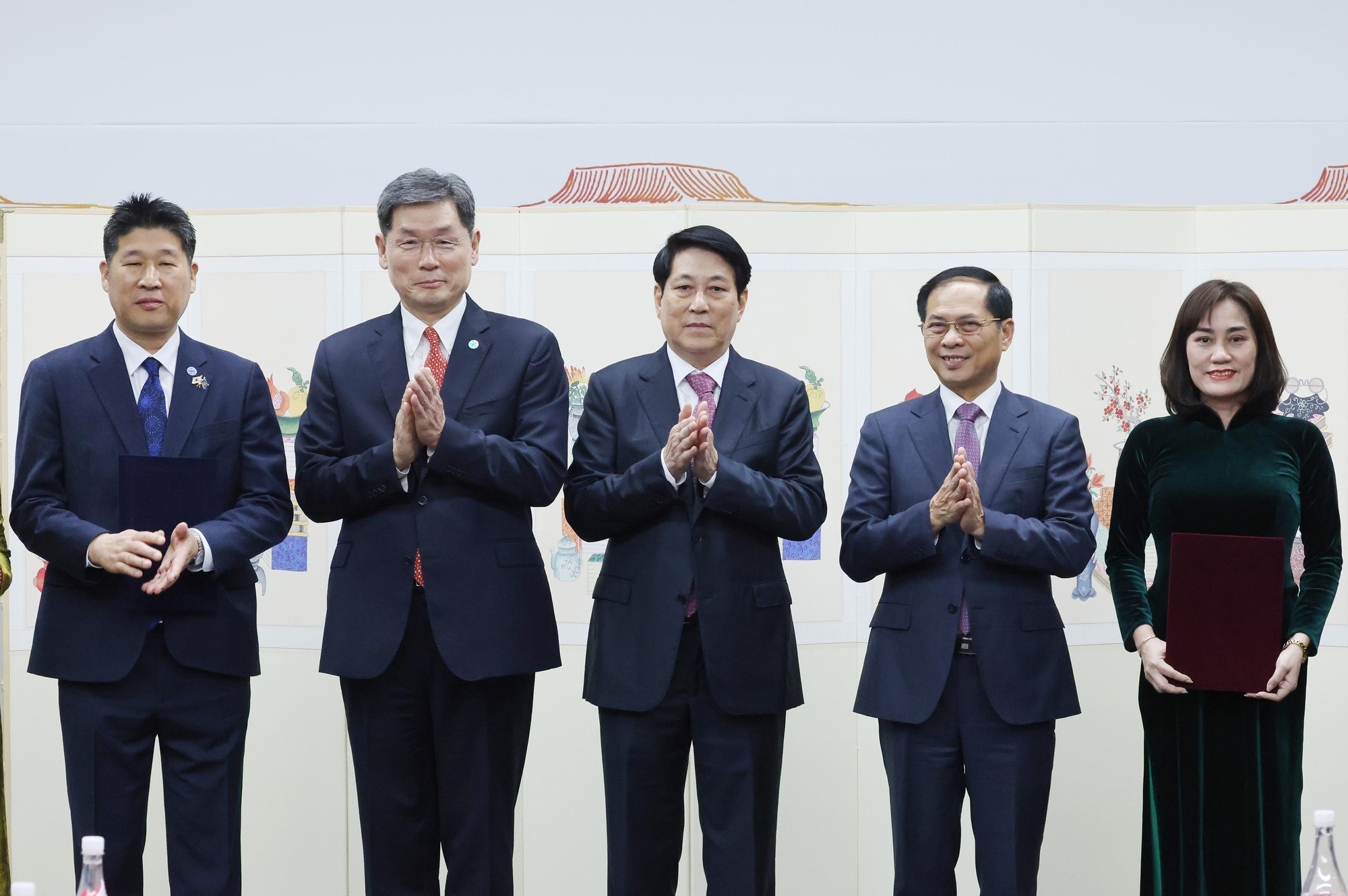 Chủ tịch nước Lương Cường chứng kiến lễ trao văn kiện hợp tác giữa Quỹ Giao lưu quốc tế Hàn Quốc và Bảo tàng Dân tộc học Việt Nam. (Ảnh: TTXVN) vna-potal-chu-tich-nuoc-luong-cuong-tiep-chu-tich-quy-giao-luu-quoc-te-han-quoc-kf-8380076.jpg