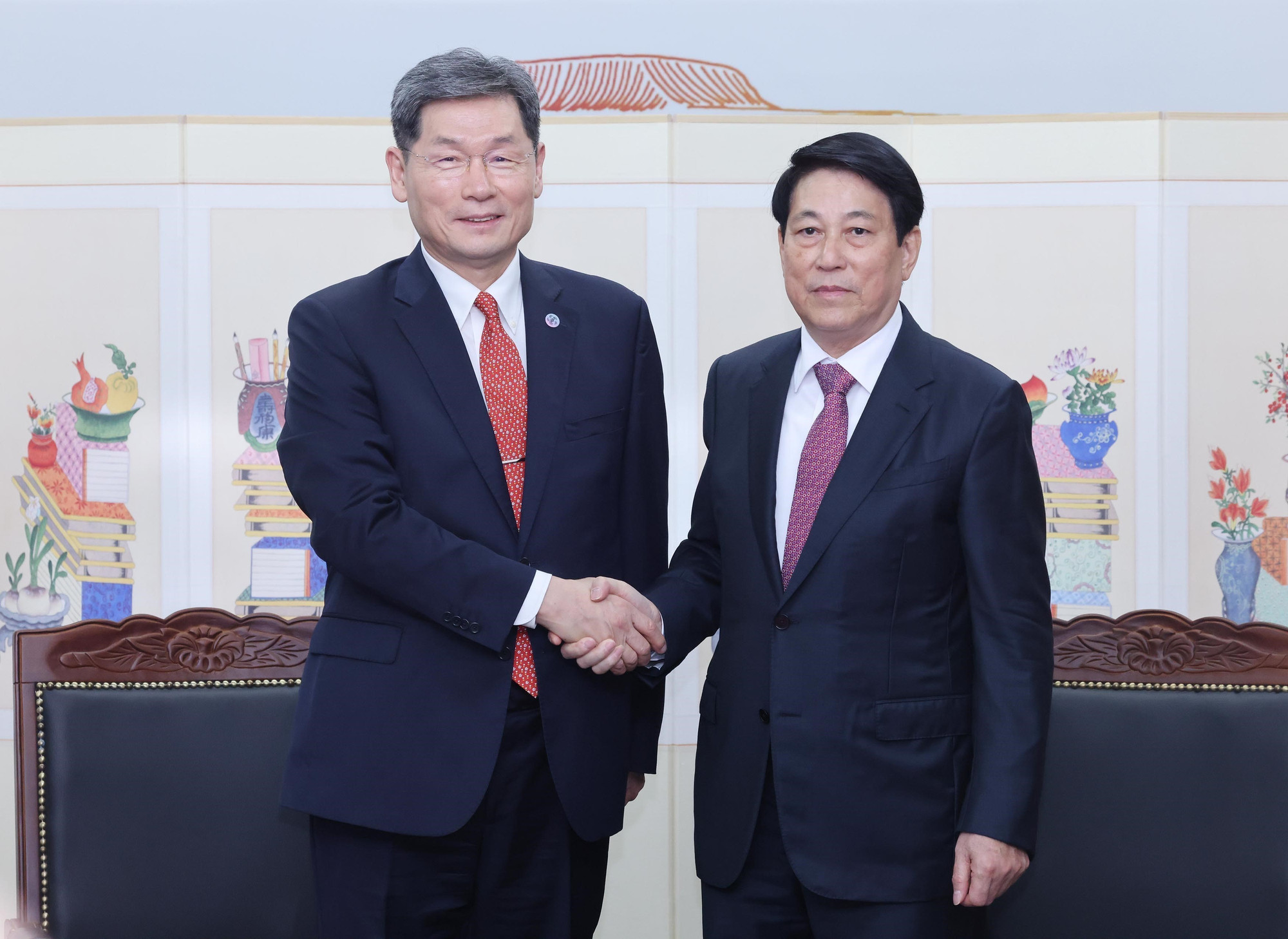 Chủ tịch nước Lương Cường tiếp Chủ tịch Quỹ Giao lưu quốc tế Hàn Quốc (KF) Kim Ghee Whan. (Ảnh: TTXVN) vna-potal-chu-tich-nuoc-luong-cuong-tiep-chu-tich-quy-giao-luu-quoc-te-han-quoc-kf-8379971.jpg