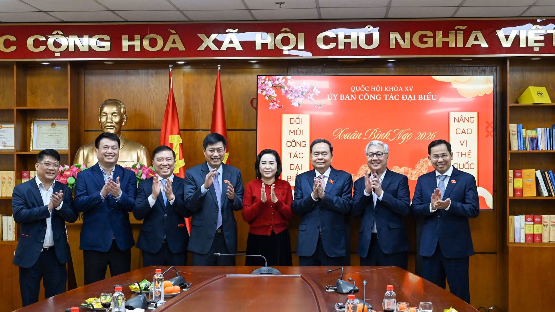 Chủ tịch Quốc hội Trần Thanh Mẫn, Phó Chủ tịch Quốc hội Nguyễn Thị Thanh với Thường trực Ủy ban Công tác đại biểu. (Ảnh: DUY LINH) 