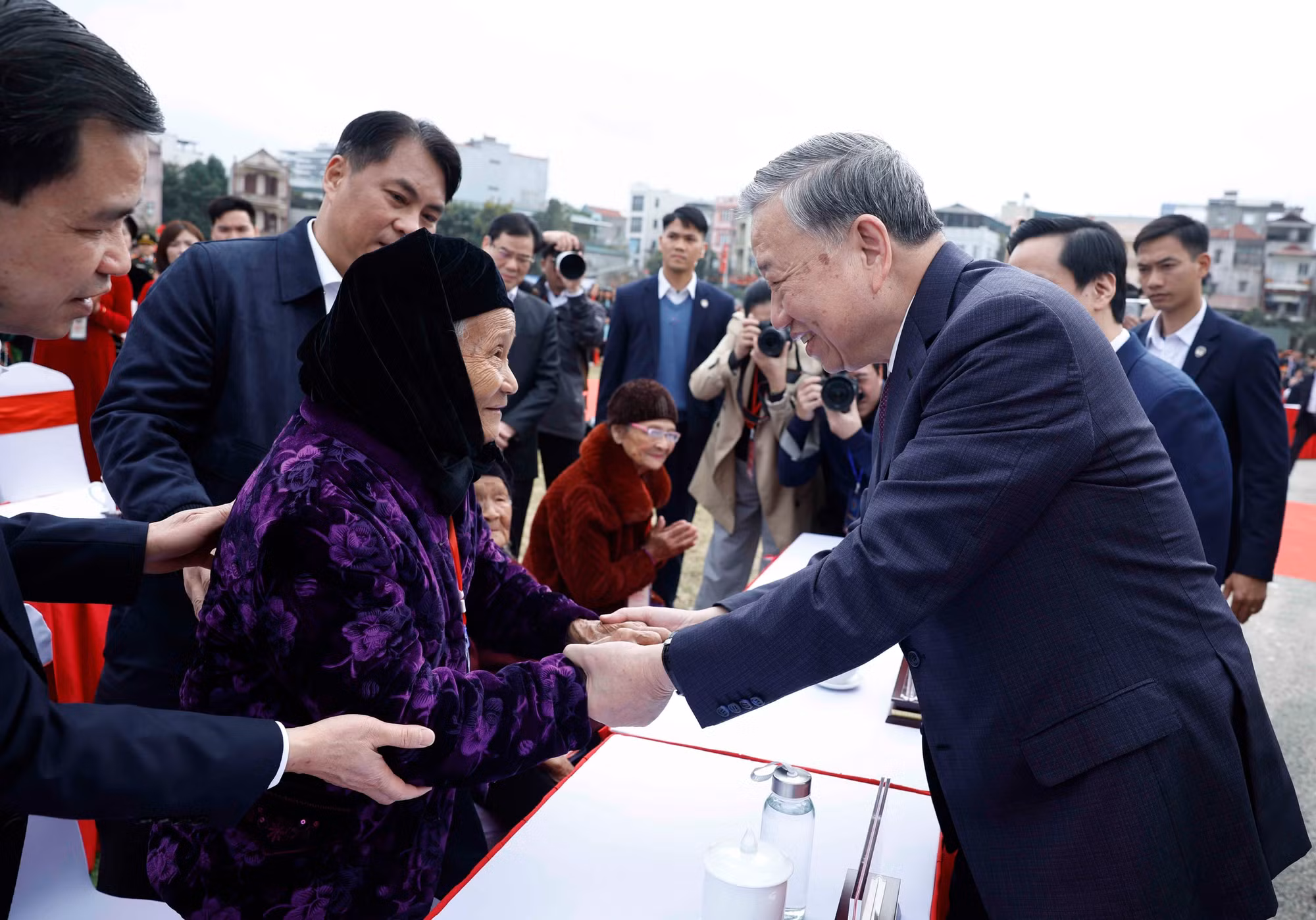 vna-potal-tong-bi-thu-to-lam-gap-mat-noi-chuyen-voi-nhan-dan-cac-dan-toc-tinh-cao-bang-8556420.jpg