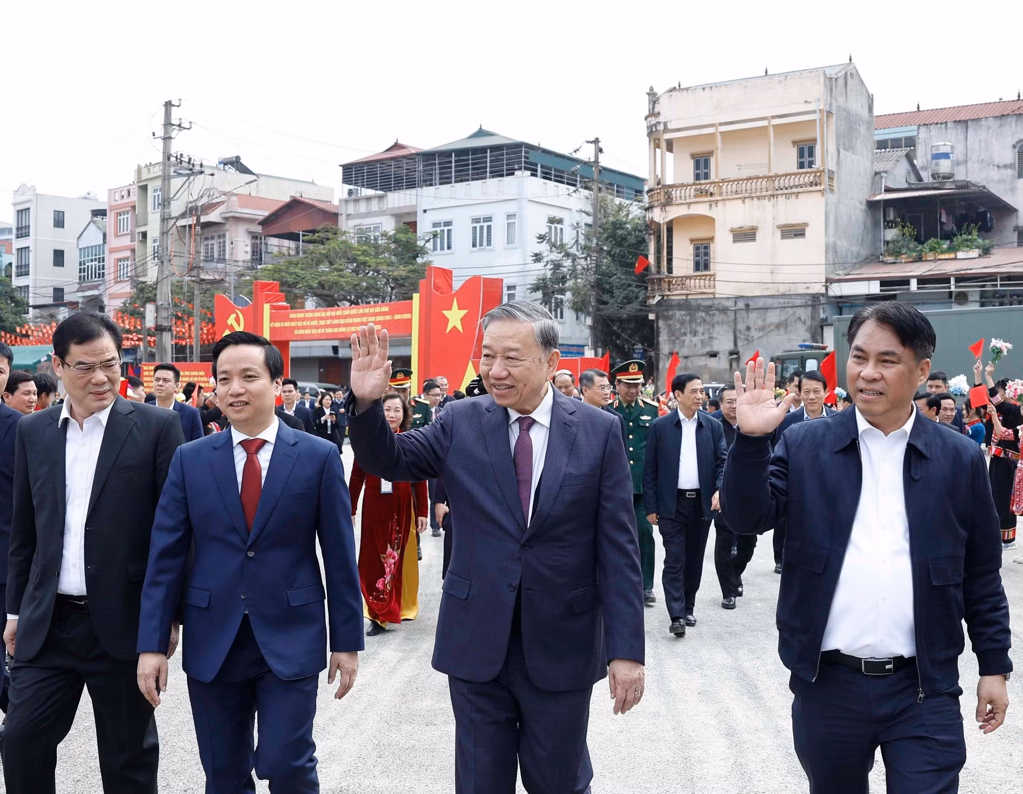 vna-potal-tong-bi-thu-to-lam-gap-mat-noi-chuyen-voi-nhan-dan-cac-dan-toc-tinh-cao-bang-8556391.jpg