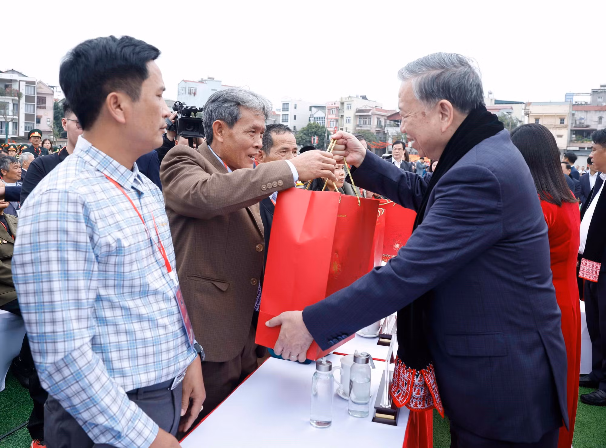 vna-potal-tong-bi-thu-gap-mat-nhan-dan-cac-dan-toc-tinh-cao-bang-8556437.jpg