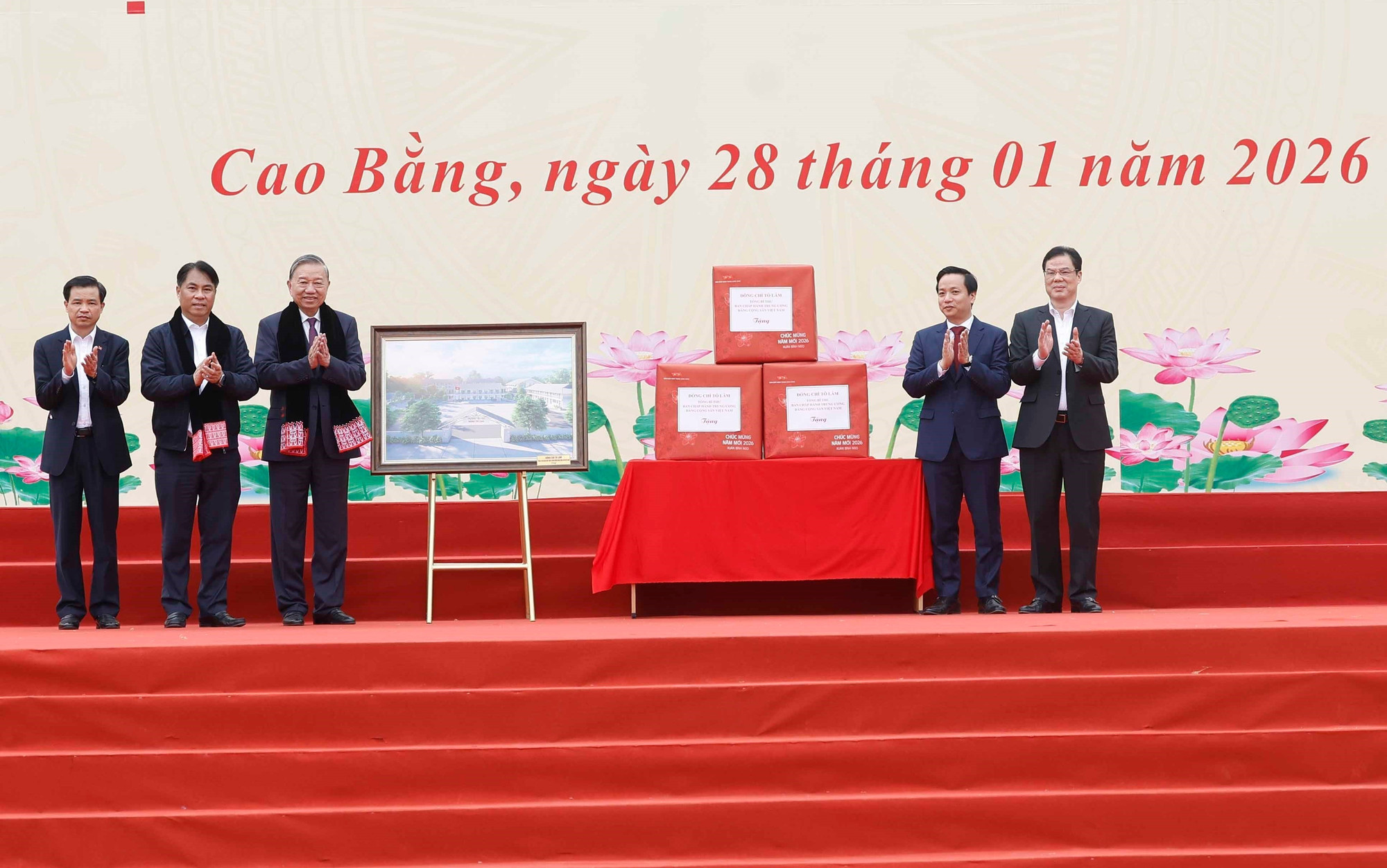 vna-potal-tong-bi-thu-gap-mat-nhan-dan-cac-dan-toc-tinh-cao-bang-8556463.jpg