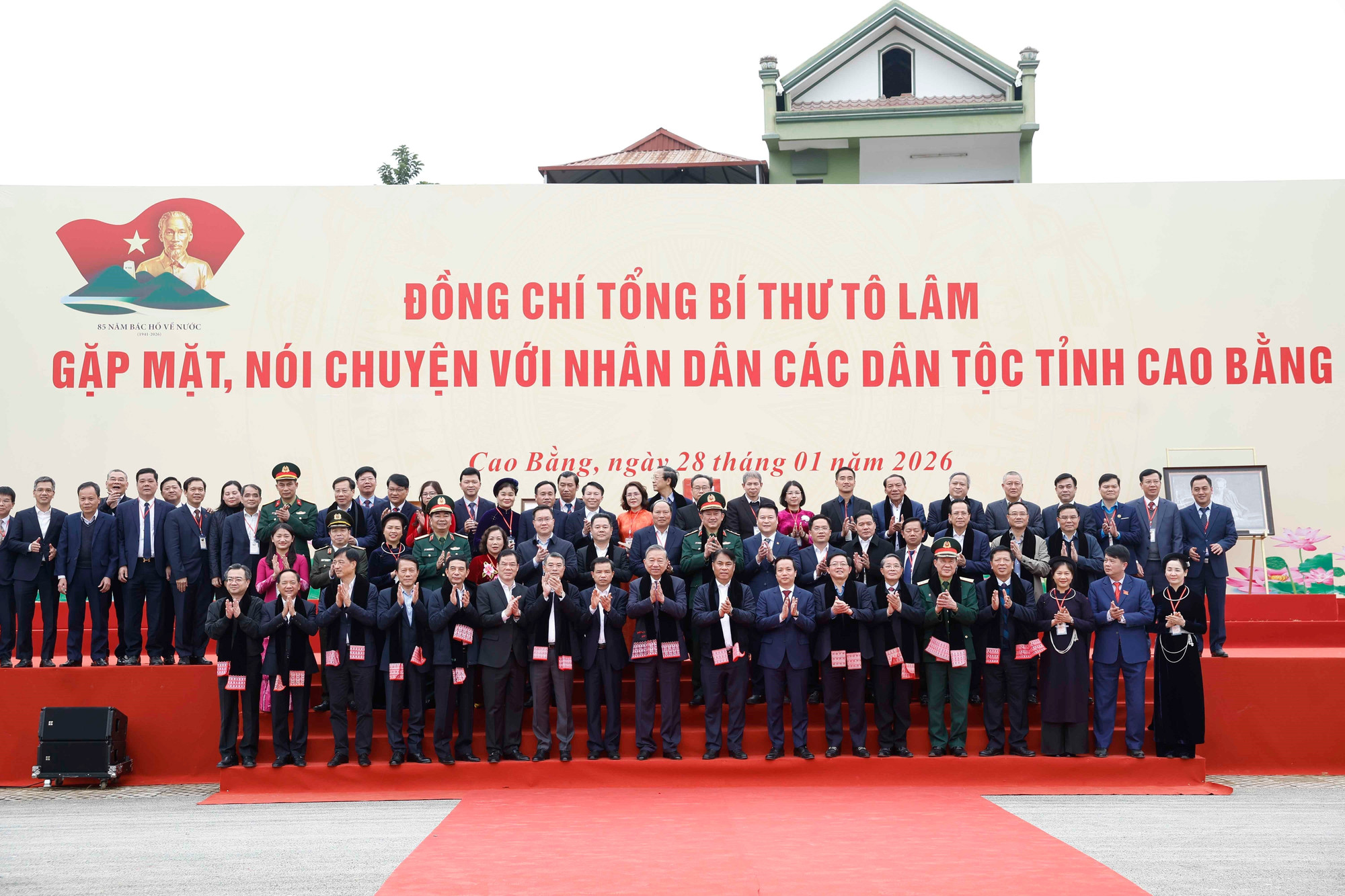 vna-potal-tong-bi-thu-gap-mat-nhan-dan-cac-dan-toc-tinh-cao-bang-8556442.jpg