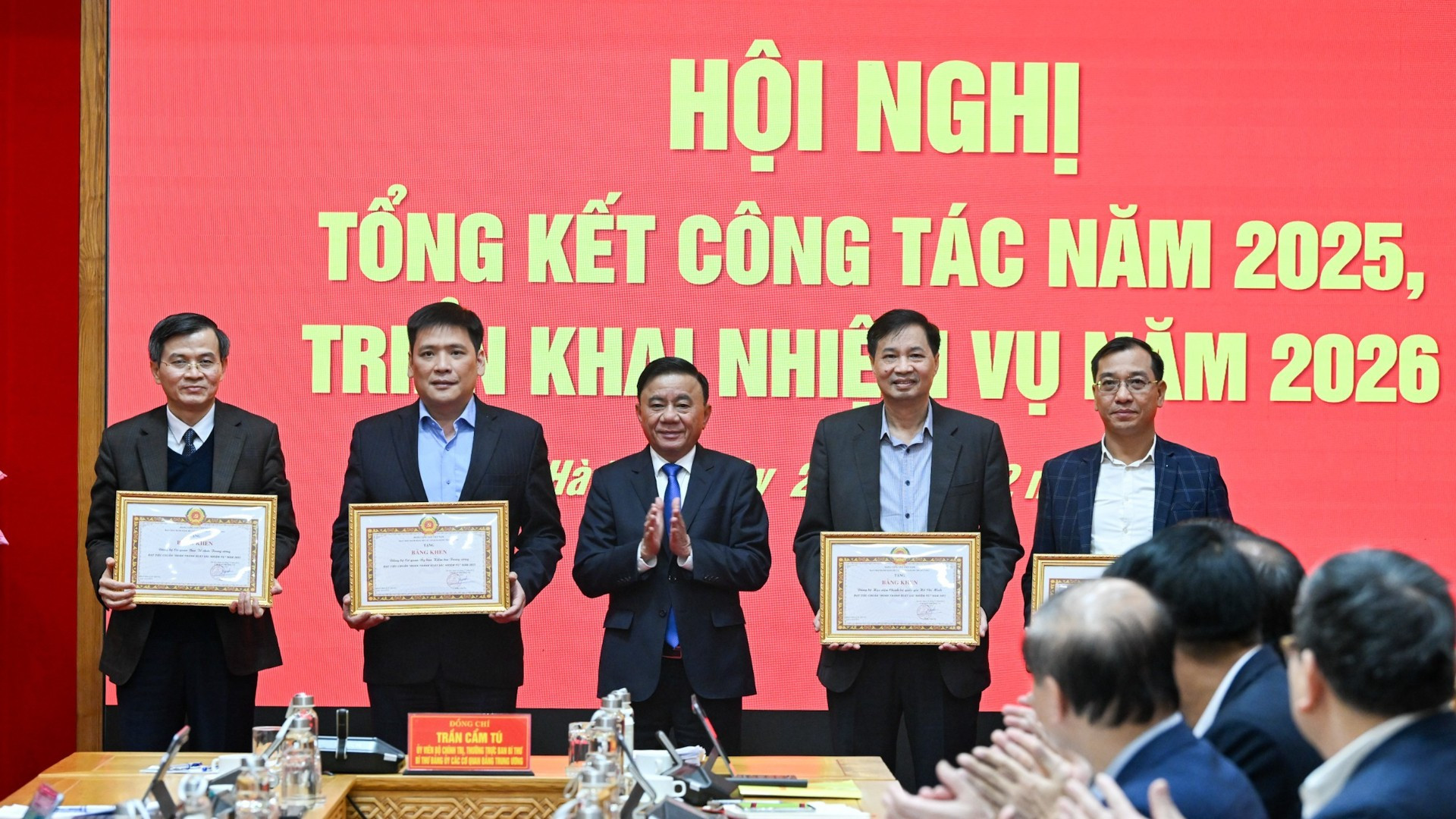 Thường trực Ban Bí thư Trần Cẩm Tú, Bí thư Đảng ủy các cơ quan Đảng Trung ương trao bằng khen cho các tập thể hoàn thành xuất sắc nhiệm vụ năm 2025. (Ảnh: DUY LINH) 