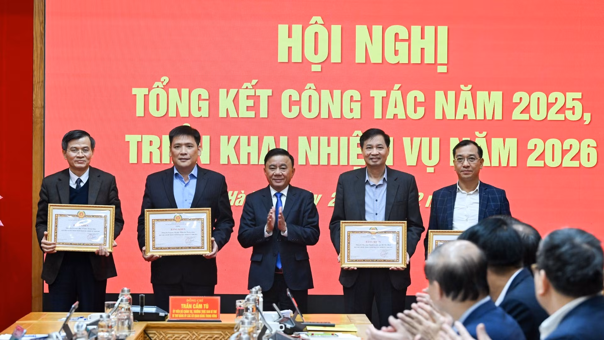 Thường trực Ban Bí thư Trần Cẩm Tú, Bí thư Đảng ủy các cơ quan Đảng Trung ương trao bằng khen cho các tập thể hoàn thành xuất sắc nhiệm vụ năm 2025. (Ảnh: DUY LINH) 