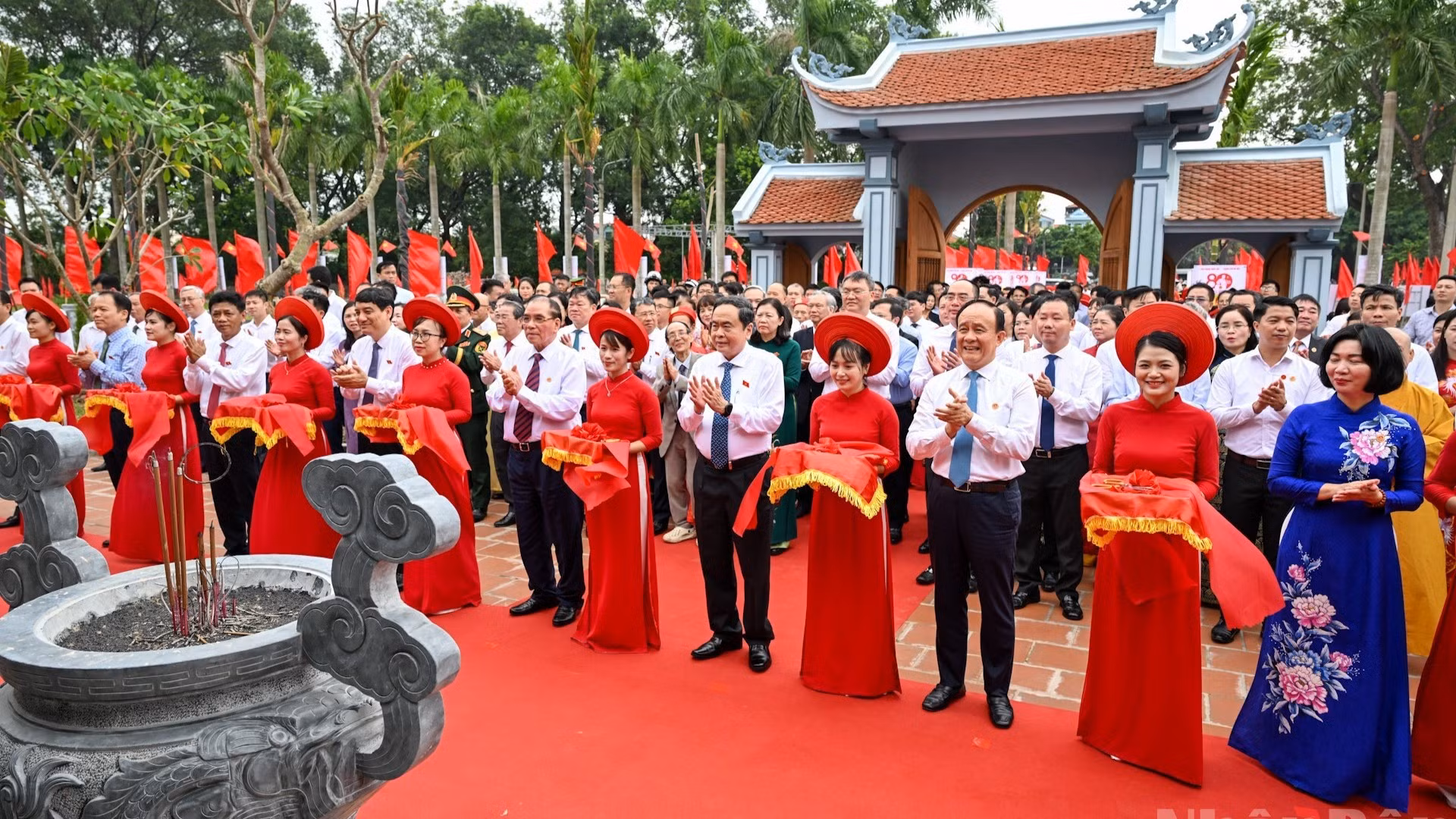 Chủ tịch Quốc hội Trần Thanh Mẫn, nguyên Tổng Bí thư Nông Đức Mạnh và các đại biểu thực hiện nghi thức khánh thành Khu lưu niệm Trưởng ban Thường trực Quốc hội Bùi Bằng Đoàn. 