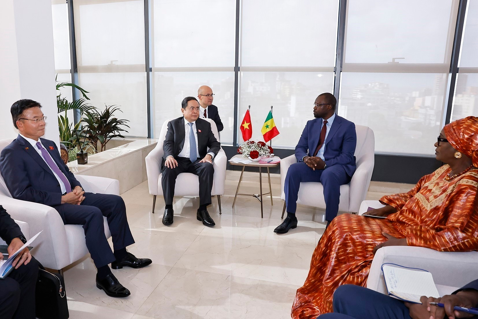 vna-potal-chu-tich-quoc-hoi-tran-thanh-man-hoi-kien-thu-tuong-senegal-8167825.jpg