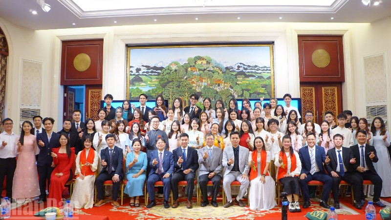 Đại sứ Phạm Thanh Bình chụp ảnh lưu niệm với Ban chấp hành Liên chi Đoàn Thanh niên, Hội lưu học sinh và các tân sinh viên Việt Nam tại Bắc Kinh, Trung Quốc.