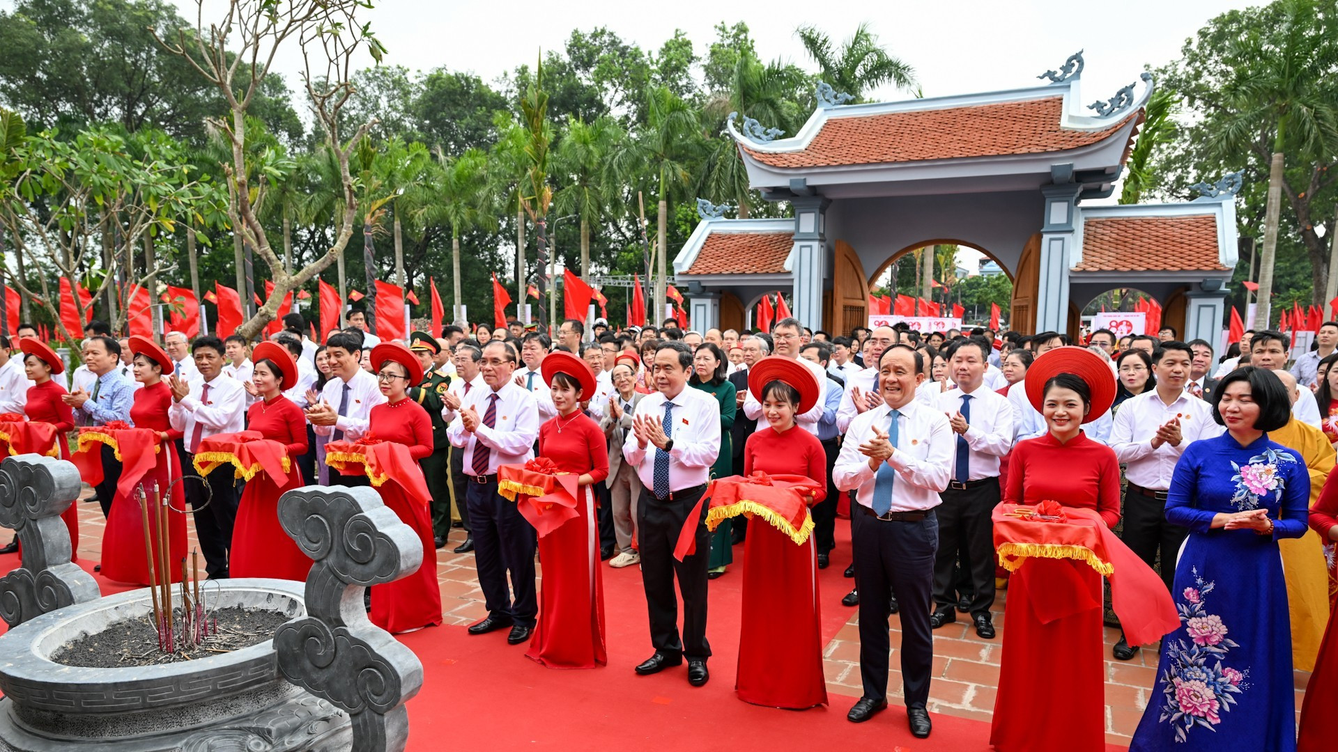 Chủ tịch Quốc hội Trần Thanh Mẫn, nguyên Tổng Bí thư Nông Đức Mạnh và các đại biểu thực hiện nghi thức khánh thành Khu lưu niệm Trưởng ban Thường trực Quốc hội Bùi Bằng Đoàn. (Ảnh: DUY LINH)