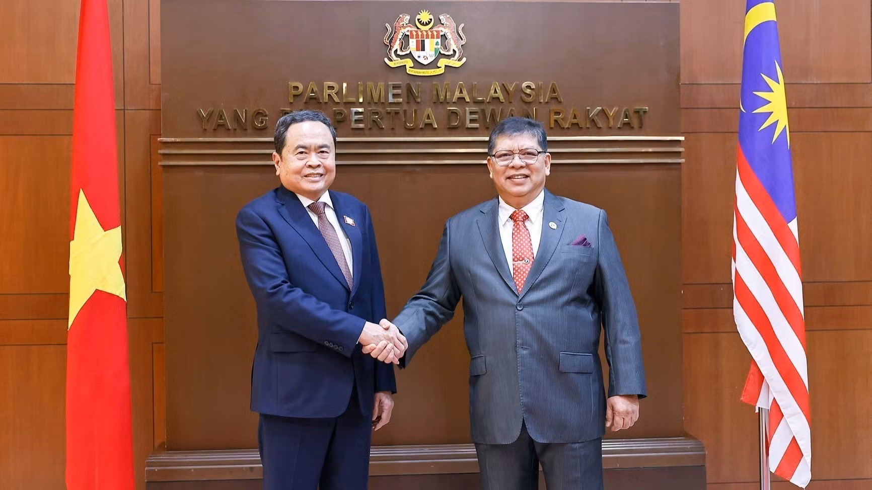 Chủ tịch Hạ viện Malaysia TanSri Dato' Johari bin Abdul đón Chủ tịch Quốc hội Trần Thanh Mẫn. (Ảnh: DOÃN TẤN/ TTXVN)