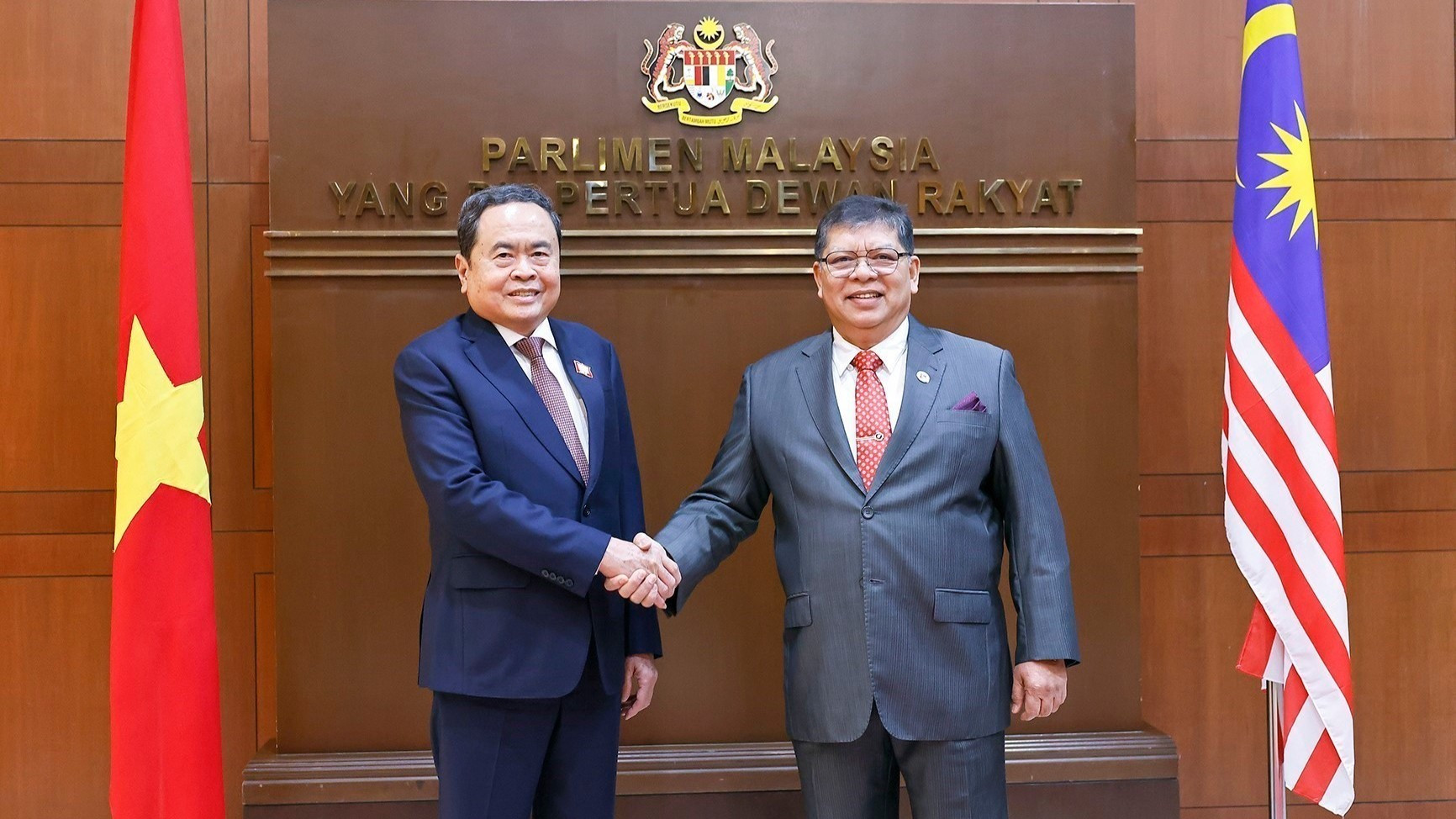 Chủ tịch Hạ viện Malaysia TanSri Dato' Johari bin Abdul đón Chủ tịch Quốc hội Trần Thanh Mẫn. (Ảnh: DOÃN TẤN/ TTXVN)