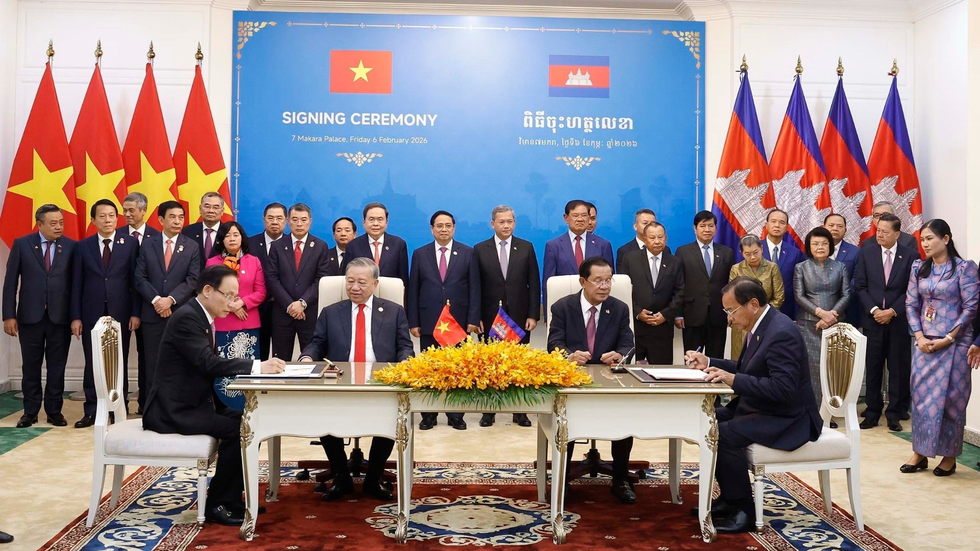 Ký kết Thoả thuận hợp tác giữa Bộ Ngoại giao Việt Nam và Ban Đối ngoại Trung ương Đảng Nhân dân Campuchia. (Ảnh: Thống Nhất/TTXVN)