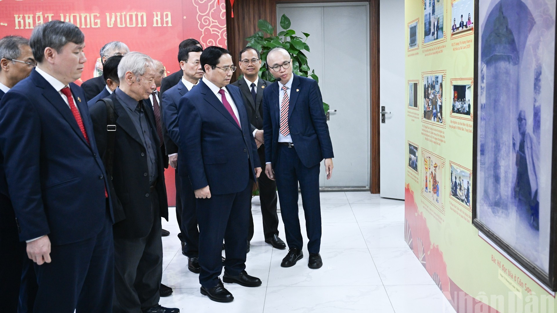 Thủ tướng Chính phủ Phạm Minh Chính tham quan triển lãm thành tựu của Viện Hàn lâm Khoa học xã hội Việt Nam.