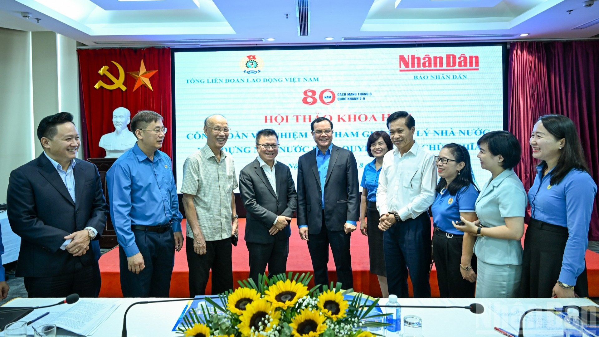 Tổng Biên tập Báo Nhân Dân Lê Quốc Minh, Chủ tịch Tổng Liên đoàn Lao động Việt Nam Nguyễn Đình Khang với các chuyên gia, nhà khoa học và các đại biểu dự hội thảo.