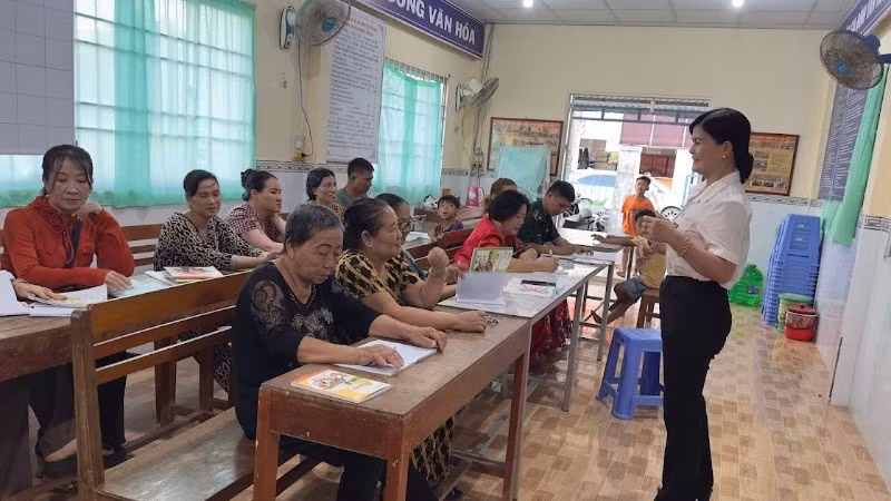 Quang cảnh lớp học xóa mù chữ tại Nhà văn hóa Ấp 7, xã Cái Đôi Vàm.
