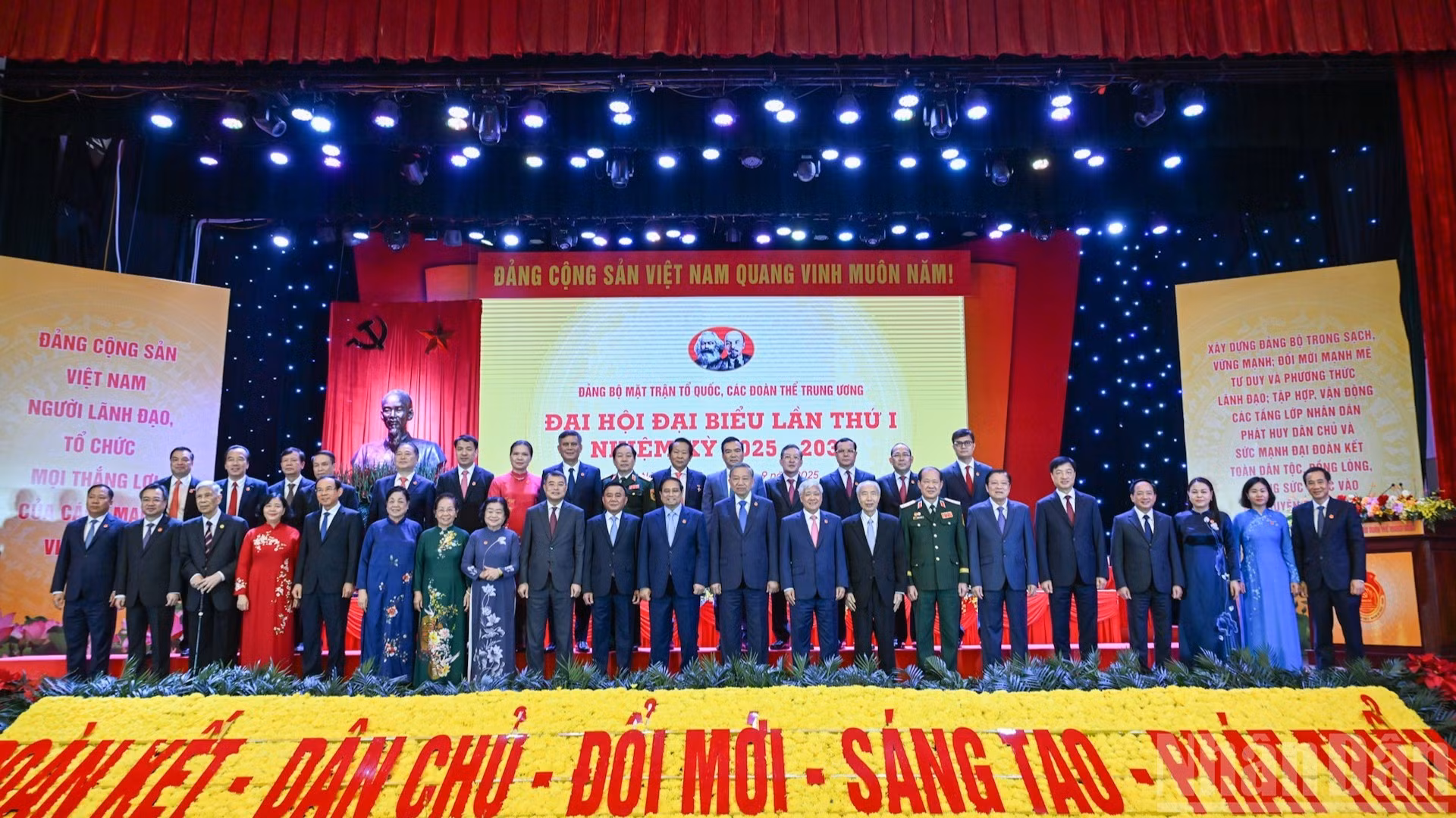 Tổng Bí thư Tô Lâm cùng các đồng chí lãnh đạo, nguyên lãnh đạo Đảng, Nhà nước và các đại biểu dự Đại hội.