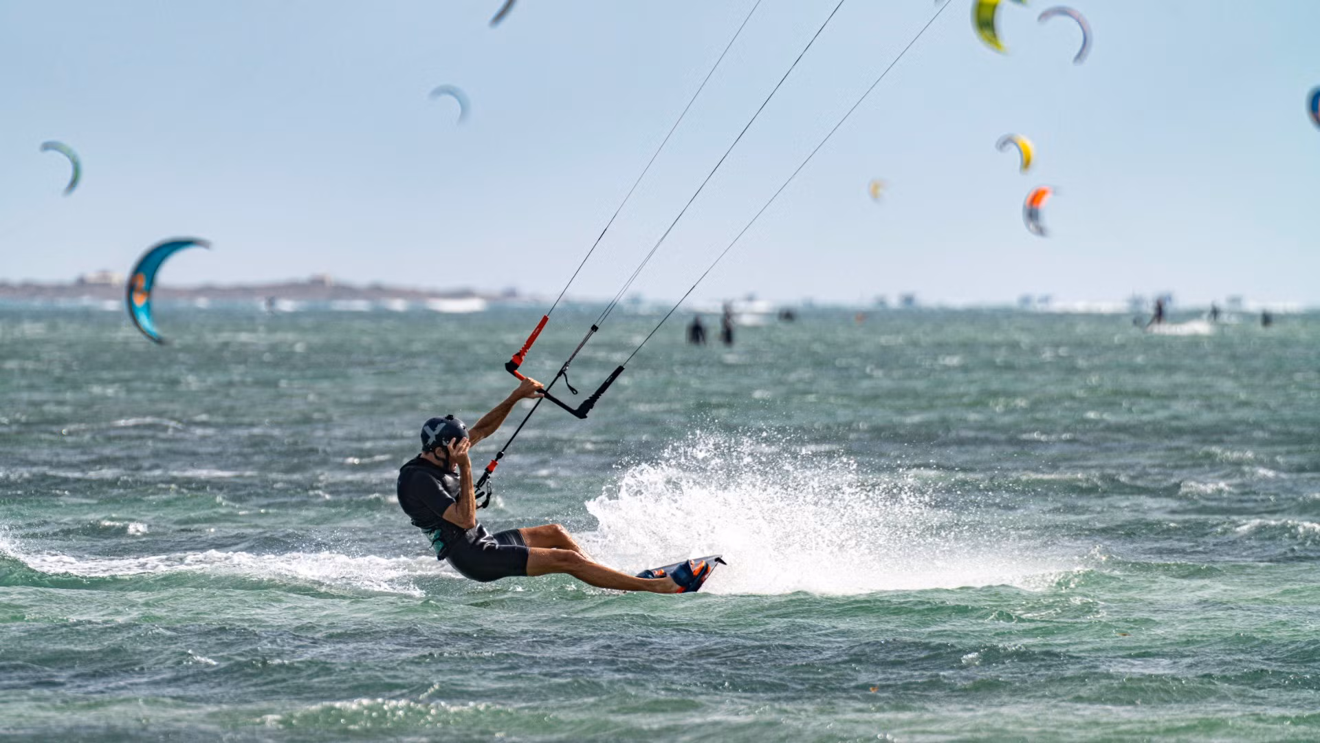 Các vận động viên lướt đi trên mặt sóng với tốc độ cao, thể hiện kỹ thuật điêu luyện và tinh thần chinh phục đại dương.