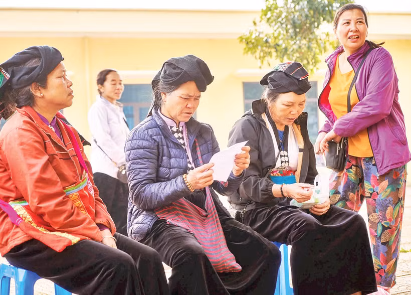 Phụ nữ dân tộc Dao ở xã Mường Chiềng (Đà Bắc) chia sẻ với nhau những dòng chữ trên toa thuốc-việc mà trước đây họ từng phải nhờ người khác làm giúp.