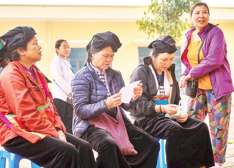 Phụ nữ dân tộc Dao ở xã Mường Chiềng (Đà Bắc) chia sẻ với nhau những dòng chữ trên toa thuốc-việc mà trước đây họ từng phải nhờ người khác làm giúp.